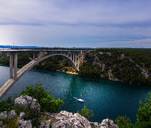 Szybenik, Drzewa, Most Sibenik, Chorwacja, Skały, Zatoka Sibenik, Jacht