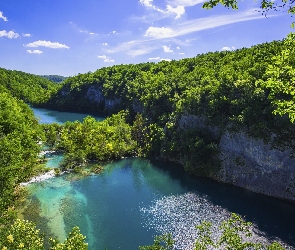 Jezioro, Chorwacja, Chmury, Skały, Roślinność, Park Narodowy Jezior Plitwickich, Drzewa