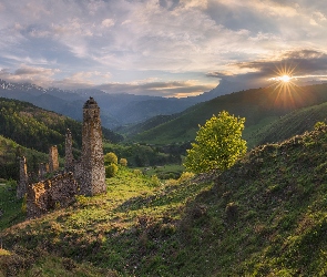 Ruiny, Promienie słońca, Kaukaz, Góry, Rosja, Erzi, Drzewa, Republika Inguszetii, Wieże obronne