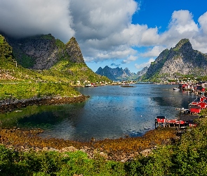 Wioska Reine, Lofoty, Norwegia, Chmury, Domy, Morze Norweskie Skały, Góry, Wyspa Moskenesoya