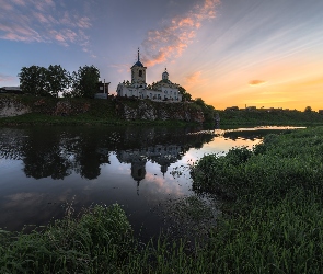 Cerkiew, Skała, Wschód słońca, Drzewa, Trawa, Rzeka