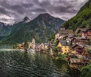 Domy, Alpy Salzburskie, Jezioro Hallstattersee, Austria, Hallstatt, Kościół, Powiat Gmunden, Góry