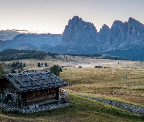 Dolomity, Dolina Val Gardena, Płaskowyż Seiser Alm, Włochy, Domy, Mgła, Jesień, Góry Sassolungo