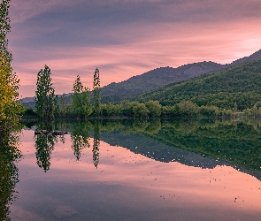 Góry, Jezioro, Odbicie, Drzewa, Zachód słońca, Las