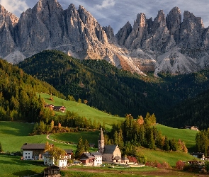 Dolina Val di Funes, Dolomity, Wieś Santa Maddalena, Włochy, Kościół, Drzewa, Lasy, Domy, Góry