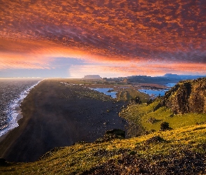 Islandia, Czarny, Reynisfjara, Wybrzeże, Chmury, Morze, Zachód słońca, Plaża, Półwysep Dyrholaey, Piasek, Miejscowość Vik, Czarna