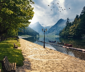 Góry, Ławki, Jezioro, Trawnik, Latarnia, Drzewa, Fotomontaż, Chodnik