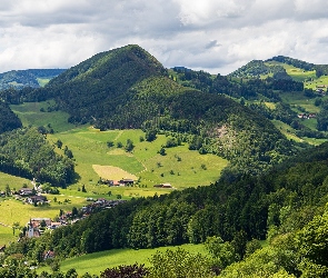 Szwajcaria, Langenbruck, Chmury, Kanton Bazylea, Wzgórza, Zalesione, Drzewa, Lasy, Góry, Domy