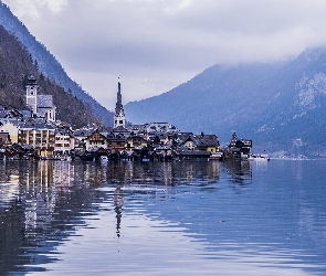 Hallstatt, Austria, Chmury, Jezioro Hallstattersee, Domy, Kościół, Góry Alpy Salzburskie