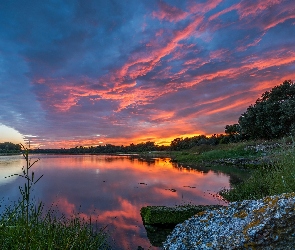 Kamień, Drzewa, Zachód słońca, Jezioro, Kolorowe, Niebo