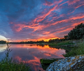 Jezioro, Zachód słońca, Kamień, Niebo, Drzewa, Kolorowe