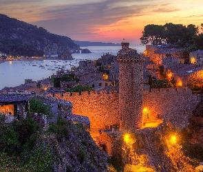 Hiszpania, Tossa de Mar, Świt, Prowincja Girona, Światła, Mury obronne, Domy, Góry, Vila Vella, Morze