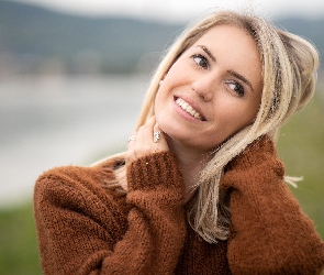 Uśmiech, Sweter, Brązowy, Blondynka, Kobieta
