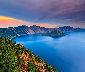 Jezioro Kraterowe, Park Narodowy Jeziora Kraterowego, Stany Zjednoczone, Góry, Drzewa, Stan Oregon, Wyspa Czarodzieja