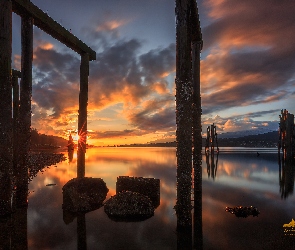 Zatoka Burrard, Burnaby, Chmury, Kanada, Kamienie, Filary, Barnet Marine Park, Zachód słońca, Drewniane