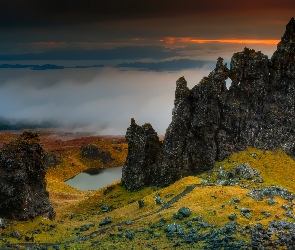 Skały, Morze, Wzgórze The Storr, Zachód słońca, Wyspa Skye, Jezioro, Szkocja, Mgła