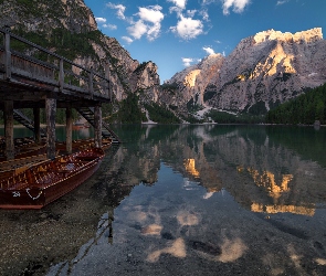 Włochy, Jezioro Pragser Wildsee, Łódki, Góry Dolomity, Pomost, Lago di Braies