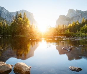Kamienie, Góry, Park Narodowy Yosemite, Stany Zjednoczone, Drzewa, Wschód słońca, Kalifornia, Rzeka Merced