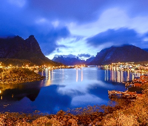 Morze Norweskie, Wioska Reine, Oświetlone, Norwegia, Domy, Jesień, Lofoty, Góry, Drzewa