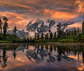Góry Mount Shuksan, Drzewa, Stan Waszyngton, Stany Zjednoczone, Park Narodowy Północnych Gór Kaskadowych, Wschód słońca, Jezioro Picture, Chmury, Las