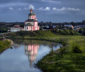 Drzewa, Cerkiew św. Eliasza, Rzeka Kamienka, Odbicie, Obwód włodzimierski, Trawa, Rosja, Suzdal