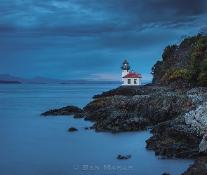 Stan Waszyngton, Miejscowość Friday Harbor, Latarnia morska Lime Kiln, Stany Zjednoczone, Wieczór, Morze, Skały