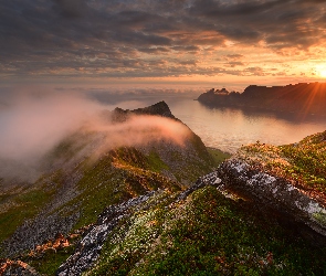 Norwegia, Wschód słońca, Skały, Mgła, Roślinność, Morze, Wyspa Senja, Góry, Góra Husfjellet