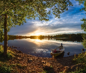 Zachód słońca, Rzeka Oulujoki, Finlandia, Drzewa, Oulu, Łódka