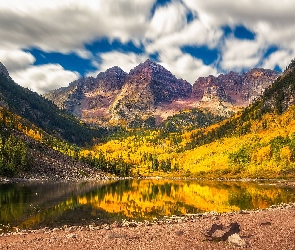 Stan Kolorado, Drzewa, Góry Skaliste, Stany Zjednoczone, Jezioro Maroon Lake, Jesień, Szczyty Maroon Bells