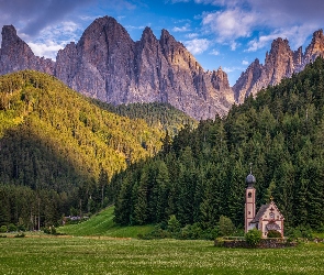 Dolina Val di Funes, Włochy, Chmury, Dolomity, Masyw Odle, Kościół św. Jana, Góry