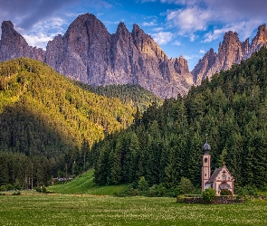 Kościół św. Jana, Masyw Odle, Dolina Val di Funes, Chmury, Dolomity, Włochy, Góry