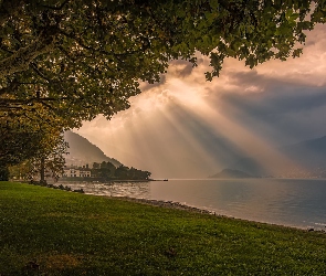 Góry, Przebijające światło, Jezioro Como, Domy, Bellagio, Drzewa, Włochy, Ogród Villa Melzi