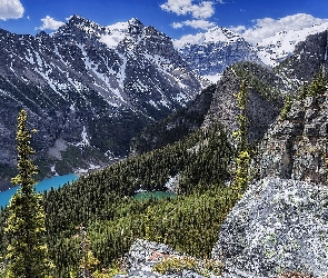 Jezioro Lake Louise, Chmury, Góry, Skały, Prowincja Alberta, Las, Kanada, Park Narodowy Banff
