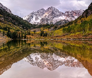 Szczyty Maroon Bells, Góry Skaliste, Stany Zjednoczone, Jezioro Maroon Lake, Drzewa, Stan Kolorado, Śnieg