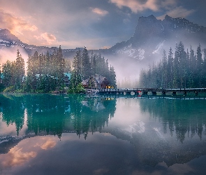 Kanada, Chmury, Mgła, Prowincja Kolumbia Brytyjska, Dom, Jezioro Emerald Lake, Most, Góry, Park Narodowy Yoho, Las