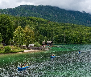 Jezioro Bohinjsko, Słowenia, Triglavski Park Narodowy, Przystań, Lasy, Góry, Kajaki