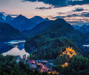 Góry, Bawaria, Chmury, Gmina Schwangau, Jeziora, Jezioro Schwan, Domy, Lasy, Zamek Hohenschwangau, Jezioro Alpsee, Noc, Niemcy, Światła