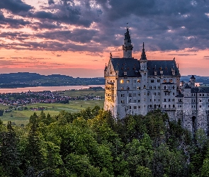 Bawaria, Niemcy, Chmury, Drzewa, Wzgórza, Zachód słońca, Zamek Neuschwanstein