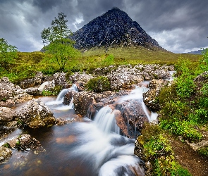 Dolina Glen Coe, Szczyt Buachaille Etive Mor, Rejon Highland, Szkocja, Roślinność, Skały, Rzeka Coupall, Chmury, Góra