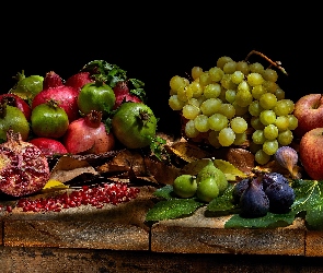 Deski, Jabłka, Granaty, Czarne tło, Winogrona, Owoce, Figi