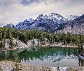 Rzeka Bow River, Las, Prowincja Alberta, Chmury, Góry Canadian Rockies, Park Narodowy Banff, Kanada