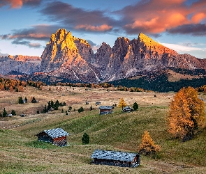 Płaskowyż Seiser Alm, Dolomity, Włochy, Góry Sassolungo, Drzewa, Dolina Val Gardena, Chmury, Domy