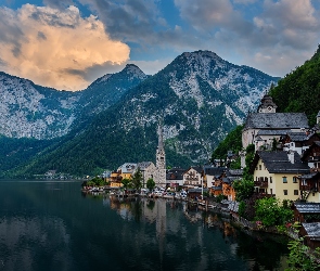 Chmury, Hallstatt, Kościół, Miasteczko, Austria, Domy, Las, Góry, Drzewa, Jezioro Hallstattersee