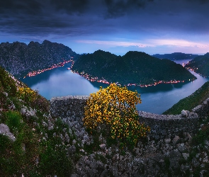 Góry, Kamienie, Noc, Roślinność, Światła, Drzewo, Zatoka Kotorska, Rzeka, Czarnogóra
