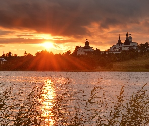 Jezioro, Monastyr Świętego Cyryla Biełozierskiego, Wschód słońca, Klasztor, Obwód wołogodzki, Szuwary, Rosja, Kiriłłow