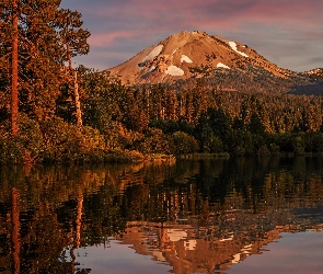 Zachód słońca, Kalifornia, Drzewa, Stany Zjednoczone, Las, Jezioro, Góry Kaskadowe, Wulkan Lassen Peak, Park Narodowy Lassen Volcanic