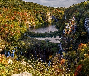 Park Narodowy Jezior Plitwickich, Wodospad, Skały, Chorwacja, Drzewa, Góry, Jezioro