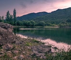 Jezioro, Poranek, Drzewa, Skały, Góry