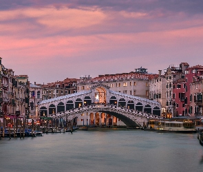 Canal Grande, Wenecja, Włochy, Łodzie, Most Rialto, Zachód słońca, Domy, Kanał