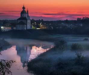 Rosja, Mgła, Odbicie, Rzeka Kamienka, Zachód słońca, Trawa, Suzdal, Cerkiew św. Eliasza, Obwód włodzimierski, Drzewa